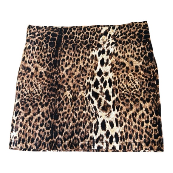 Forever 21 Dresses & Skirts - Forever 21 Leopard Print Mini Skirt Women's Size M